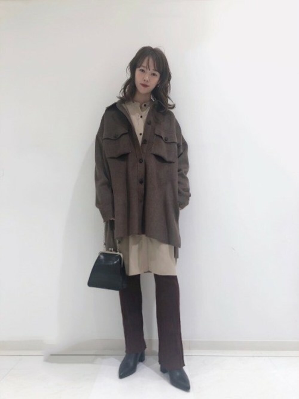 「ショルダーバッグ、リブパンツ、JEANASiS、ジーナシス、CPOジャケット、ベージュコーデ、ノーカラーシャツ、スタンドカラーシャツ、がま口バッグ、秋コーデ」｜「JEANASISのWフェイスシャギーCPOジャケット/857585（その他アウター、ブラウン系）」を使った、SAAYANさん（レディース・166cm）の秋コーディネートの1枚目の写真