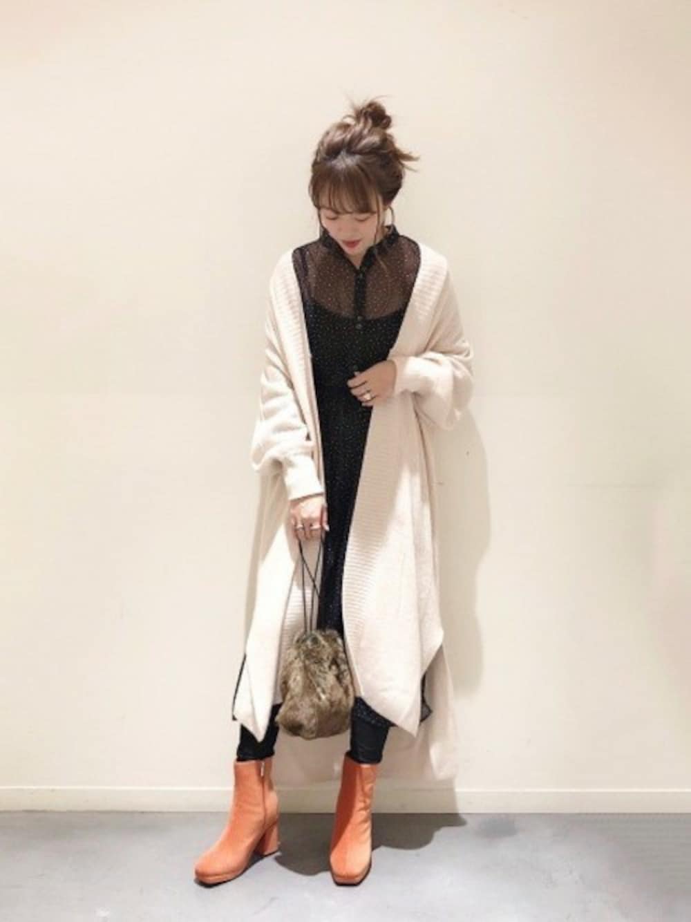「ニットカーディガン、JEANASiS、ジーナシス、デニムパンツ、ファー小物、スキニーデニム、ロングワンピース、厚底ブーツ、秋コーデ、シアーワンピース」｜「JEANASISの7G FOXロングカーディガン/839496（カーディガン/ボレロ、ホワイト系）」を使った、SAAYANさん（レディース・166cm）の秋コーディネートの1枚目の写真