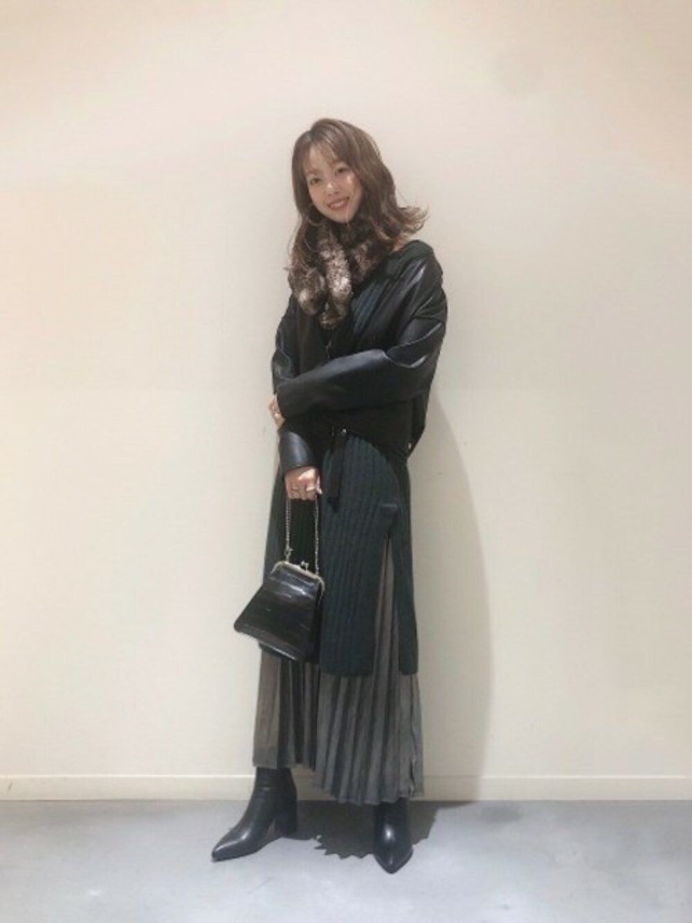 「レザー、レザージャケット、JEANASiS、ニットワンピース、ジーナシス、ファーティペット、ポインテッドトゥ、ファー小物、ロングワンピース」｜「JEANASISの【LIMITED】Lether Shortジャケット/848290（ブルゾン、ブラック系）」を使った、SAAYANさん（レディース・166cm）の秋コーディネートの1枚目の写真