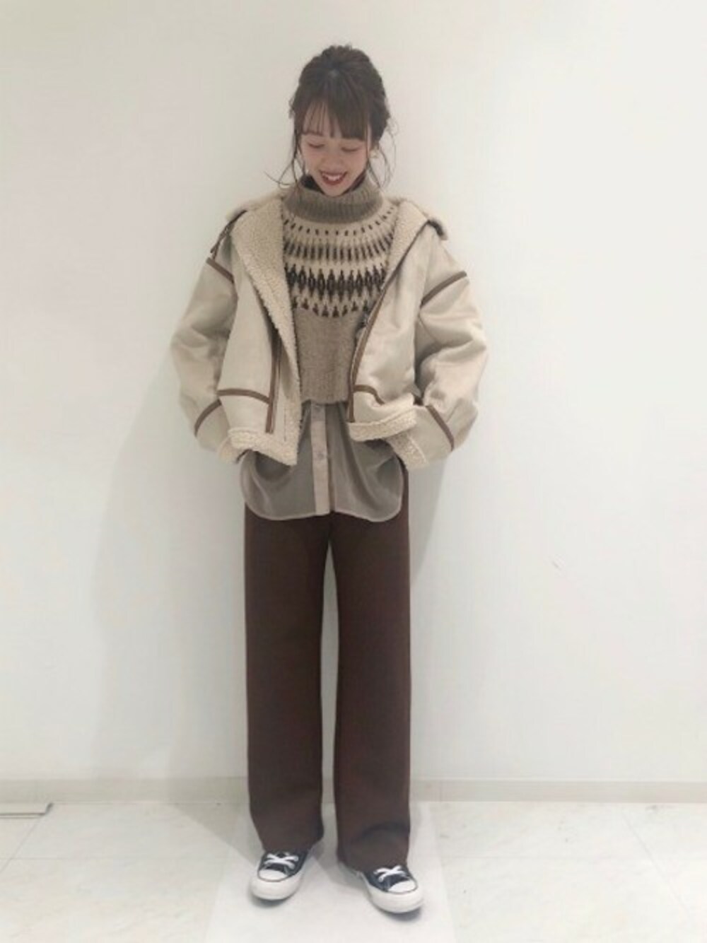 「ワントーンコーデ、JEANASiS、ジーナシス、ハイネックニット、ノルディック柄、ショート丈ニット、シアーシャツ、ブラウンコーデ、秋コーデ、B-3」｜「JEANASISのB-3ボアジャケット/859268（ブルゾン、ベージュ系）」を使った、SAAYANさん（レディース・166cm）の秋コーディネートの1枚目の写真