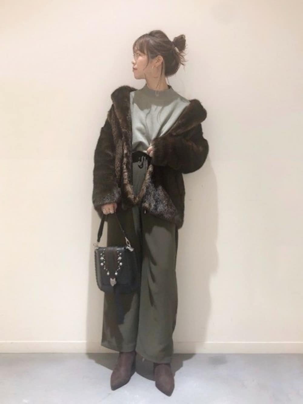 「カジュアル、JEANASiS、ジーナシス、大人カジュアル、ファーコート、カーキパンツ、ハイネックトップス、秋コーデ、ブラウン×カーキ、ウエスタンバッグ」｜「JEANASISのミンクライクブルゾン/857363（ブルゾン、ブラウン系）」を使った、SAAYANさん（レディース・166cm）の秋コーディネートの1枚目の写真