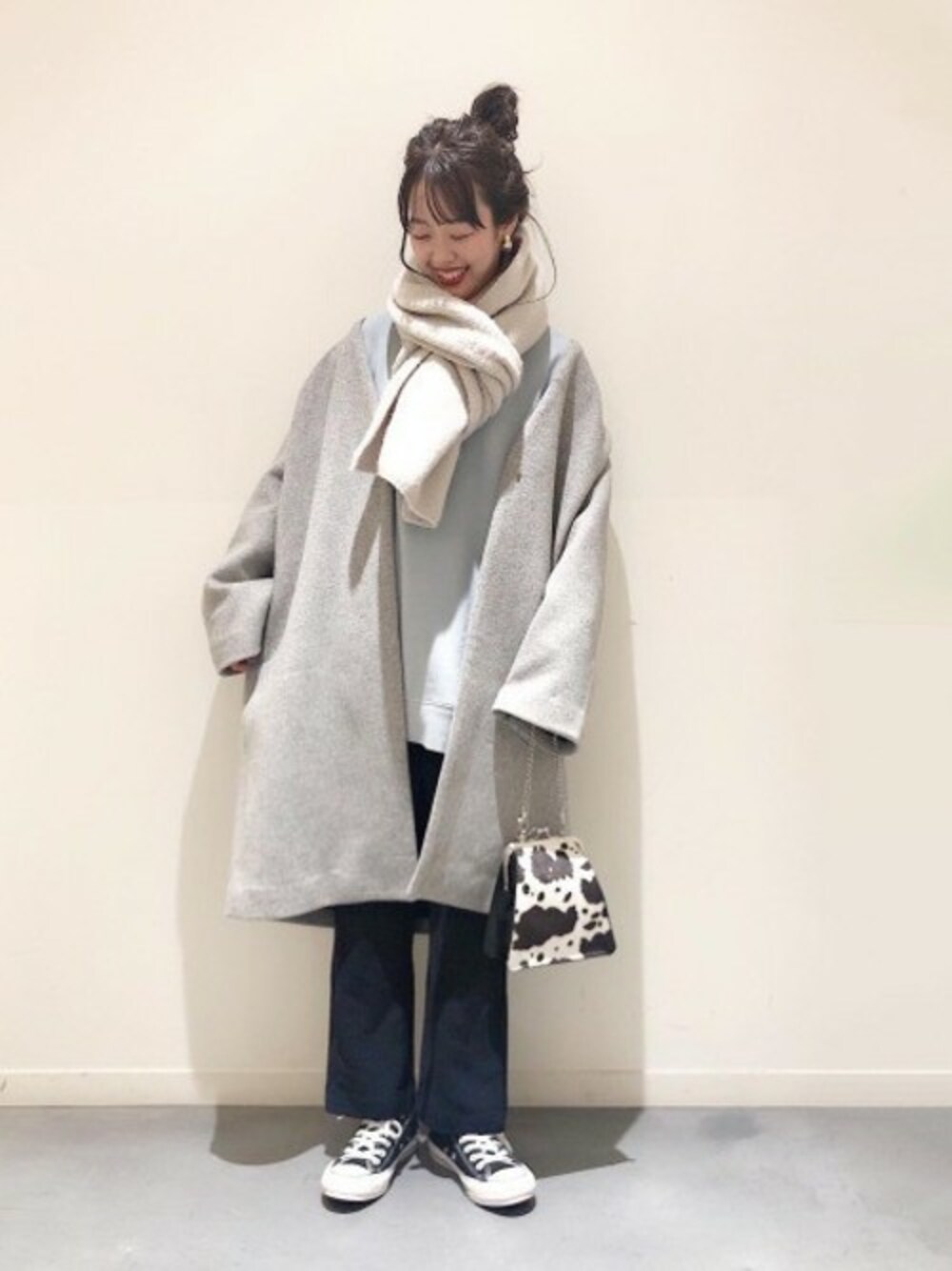 「スウェット、ストール、ワントーンコーデ、JEANASiS、ジーナシス、ロングコート、スニーカーコーデ、ノーカラーコート、がま口バッグ、スリットパンツ」｜「JEANASISのショートビーバーノーカラーコート/806050（ノーカラーコート、グレー系）」を使った、SAAYANさん（レディース・166cm）の冬コーディネートの1枚目の写真