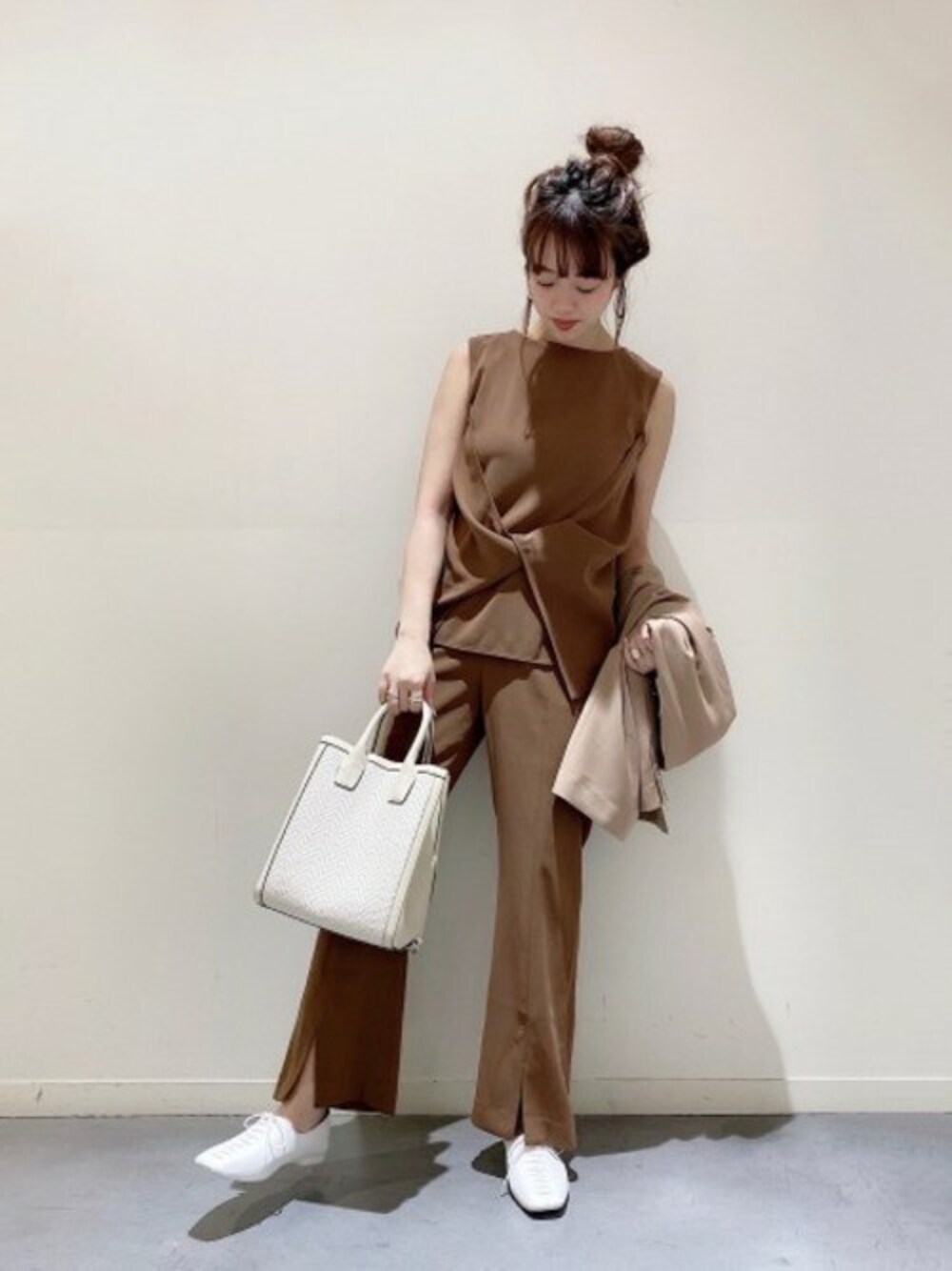「セットアップ、ワントーンコーデ、SETUP、JEANASiS、ジーナシス、ワントーン、大人女子、春コーデ、ブラウンコーデ、スリットパンツ」｜「JEANASISの【LIMITED/OC】ツイストSETUP/873741（ワンピース、ベージュ系）」を使った、SAAYANさん（レディース・166cm）の春コーディネートの1枚目の写真
