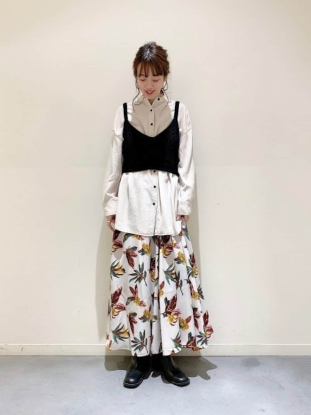 「ワントーンコーデ、JEANASiS、レイヤードスタイル、ジーナシス、ビスチェ、デートコーデ、スカートスタイル、春コーデ、花柄スカート、バンドカラーシャツ」｜「JEANASISのサイドダーツフレアスカート/871154（スカート、ホワイト系）」を使った、SAAYANさん（レディース・166cm）の春コーディネートの1枚目の写真
