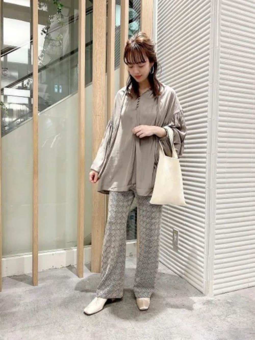 「ブラウス、柄パンツ、ワントーンコーデ、JEANASiS、ジーナシス、２ＷＡＹ、シンプルコーデ、ベージュコーデ、春コーデ、大人かわいい」｜「JEANASISのロンバスラメジャガードパンツ/878722（その他パンツ、ベージュ系）」を使った、SAAYANさん（レディース・166cm）の春コーディネートの1枚目の写真