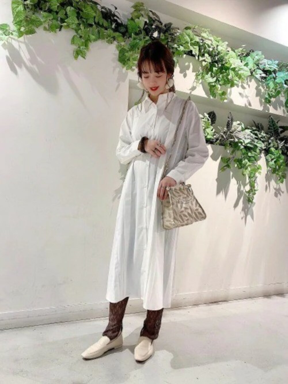 「JEANASiS、シャツワンピース、ジーナシス、大人女子、シンプルコーデ、春コーデ、シャツスタイル、白ワンピース、高身長、柄バック」｜「JEANASISのテントラインシャツワンピース/871869（ワンピース、ホワイト系）」を使った、SAAYANさん（レディース・166cm）の春コーディネートの1枚目の写真