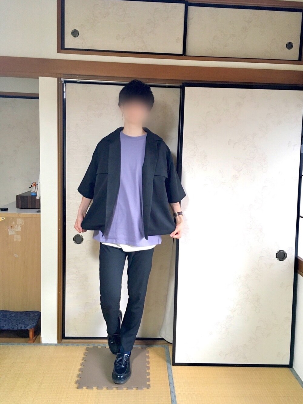ブラック系のシャツ/ブラウス、ブルー系のTシャツ/カットソー、ブラウン系のTシャツ/カットソーを着用したメンズの春コーディネートの1枚目の写真
