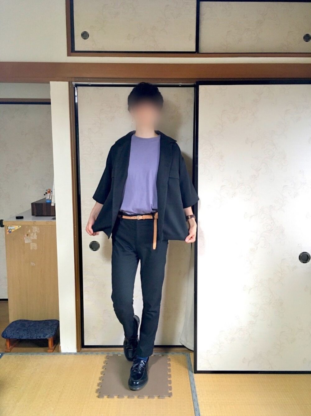 ブラック系のシャツ/ブラウス、ブルー系のTシャツ/カットソー、ブラック系のスラックスを着用したメンズの春コーディネートの1枚目の写真