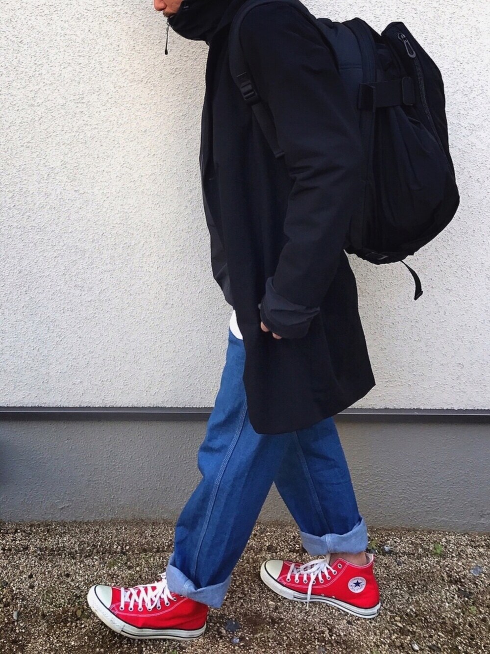 「シンプル、デニムパンツ、コンバース、バックパック、ペインターパンツ、ラフ、street、春コーデ、チェスターコート、スプリングコート」｜「WHO'S WHO galleryのビッグチェスターコート（チェスターコート、ブラック系）」を使った、ziziさん（メンズ・178cm）の春コーディネートの1枚目の写真