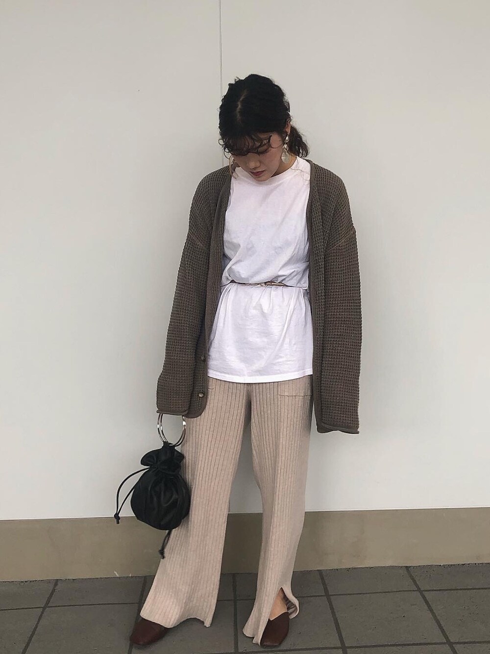「秋冬コーデ、オトナカジュアル、ラクチンコーデ、おしゃれさんと繋がりたい、ゆるコーデ、ブラウン、GU」｜「GILDANの【GILDAN / ギルダン】ビッグシルエット 無地ロングTシャツ（Tシャツ/カットソー、ホワイト系）」を使った、あいりさん（レディース・162cm）の秋コーディネートの1枚目の写真