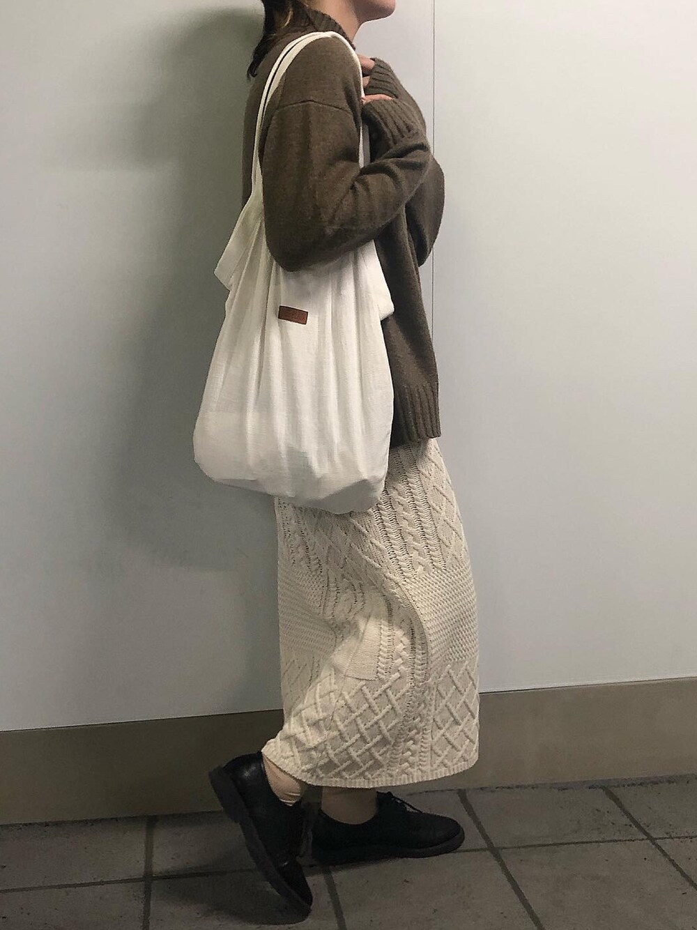 「秋冬コーデ、オトナカジュアル、シンプルコーデ、おしゃれさんと繋がりたい、ラクチンコーデ、ゆるコーデ、プチプラ、ニット、GU、ブラウンコーデ」｜「GUのアイテム（ニット/セーター、ブラウン系）」を使った、あいりさん（レディース・162cm）の秋コーディネートの1枚目の写真