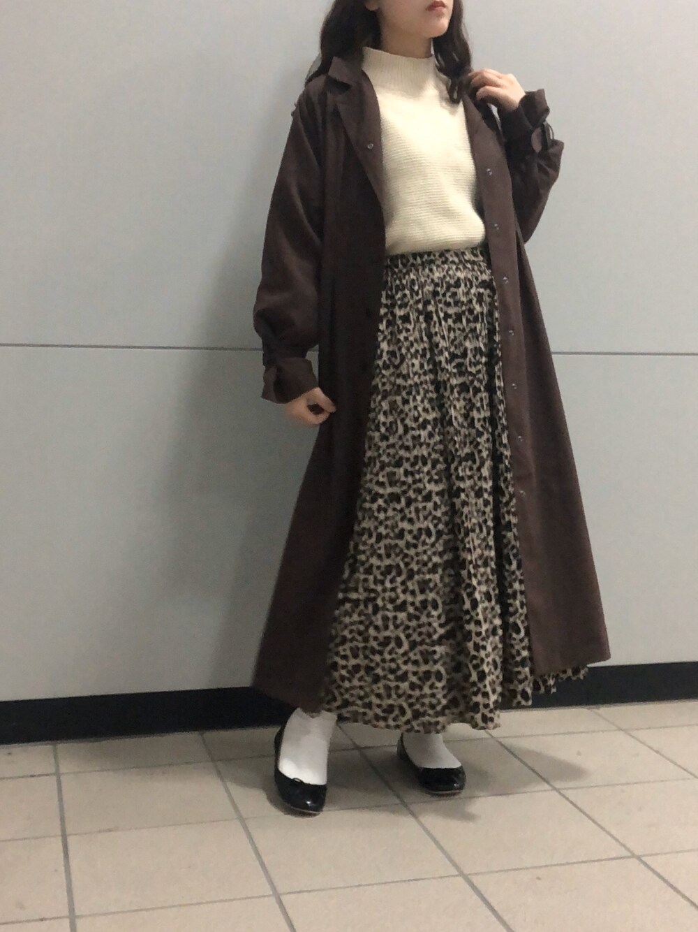 「秋冬コーデ、茶色コート、ブラウン、オトナカジュアル、おしゃれさんと繋がりたい、ゆるコーデ、ニット、プチプラ、今日のコーデ、ひょう柄」｜「RETRO GIRLのドットボタンロングコート（その他アウター、ブラウン系）」を使った、あいりさん（レディース・162cm）の秋コーディネートの1枚目の写真