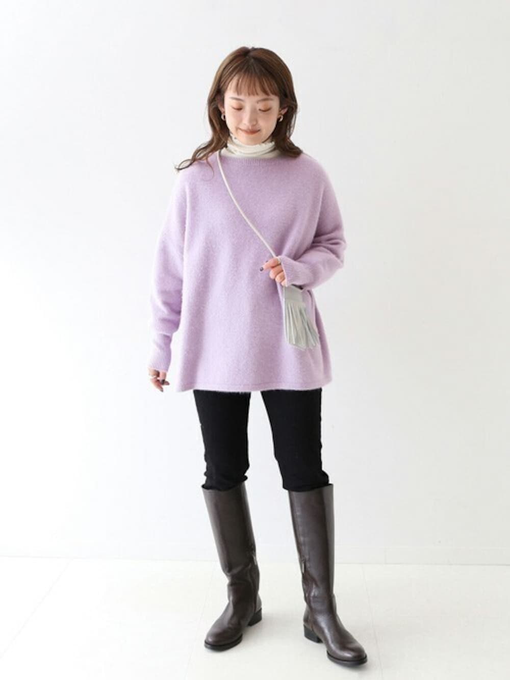 パープル系のニット/セーター、ホワイト系のTシャツ/カットソー、ブラック系のその他パンツを着用したレディースの秋コーディネートの1枚目の写真