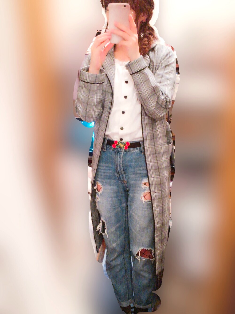 「休日スタイル、今日のコーデ、ダメージデニムパンツ、ガウン、網タイツ」｜「Omekashiのアイテム（ワンピース、グレー系）」を使った、kutsushitaさん（レディース・151cm）の春コーディネートの1枚目の写真