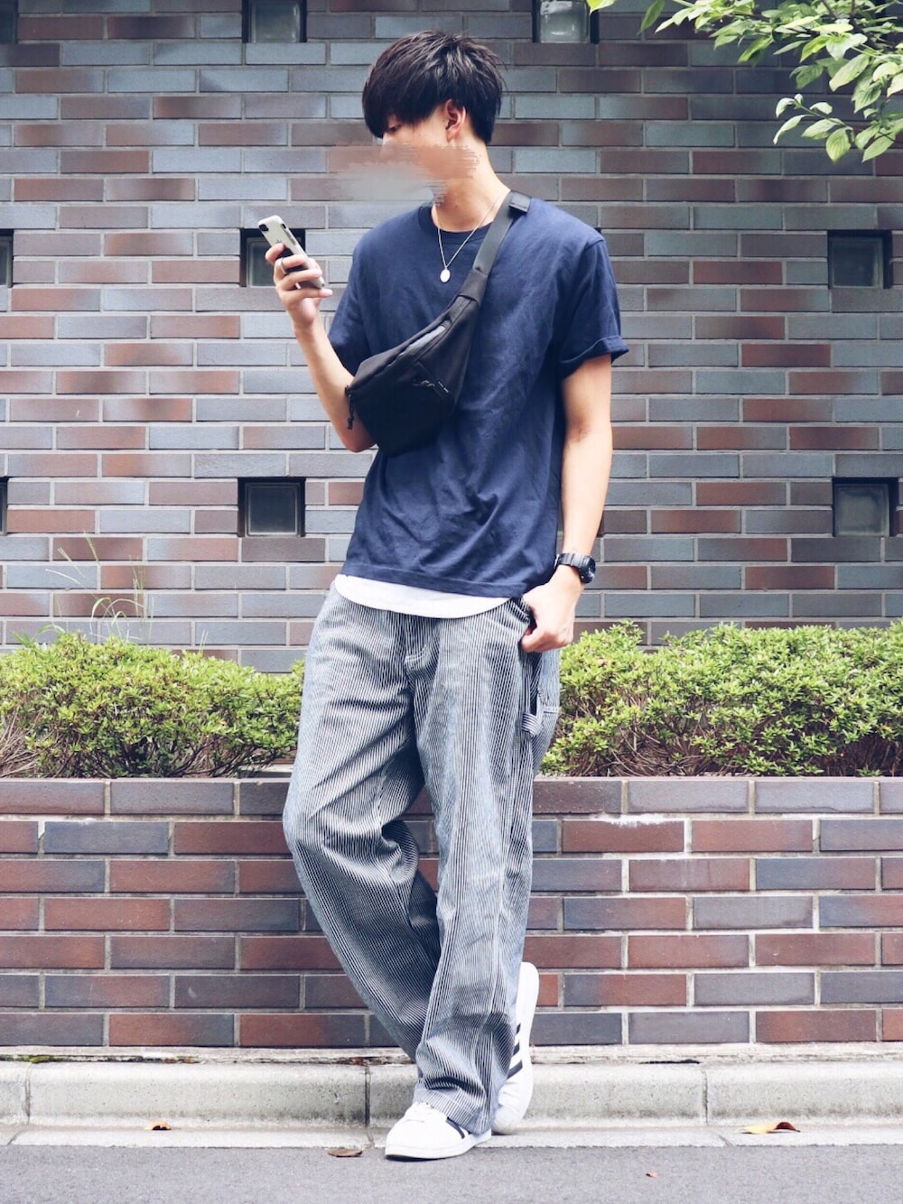 ブルー系のTシャツ/カットソー、ブラック系のボディバッグ/ウエストポーチ、ブルー系のパンツを着用したメンズの夏コーディネートの1枚目の写真