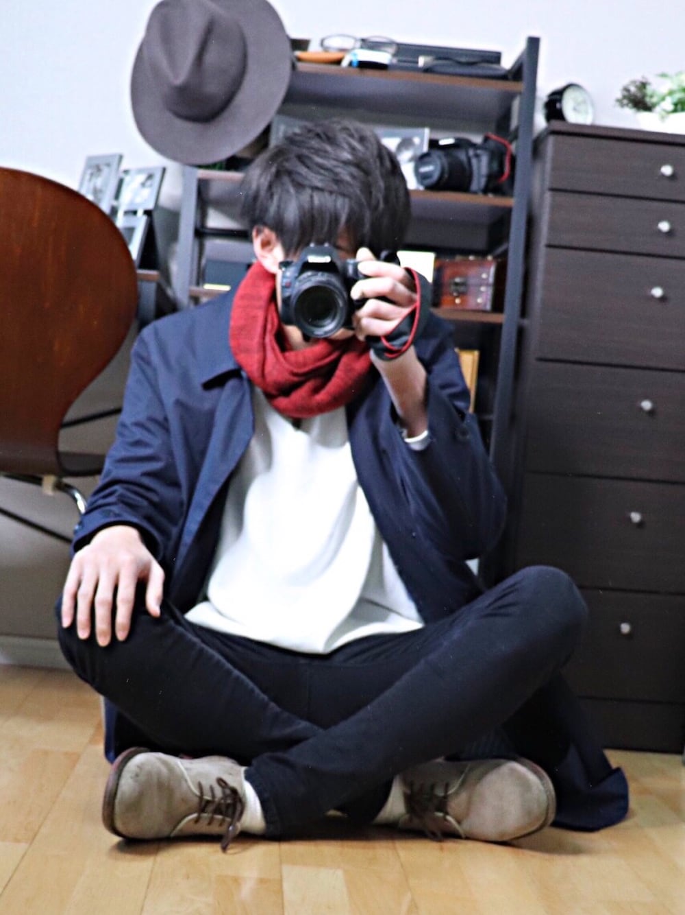 ブルー系のステンカラーコート、ホワイト系のスウェット、ブラック系のデニムパンツを着用したメンズの冬コーディネートの1枚目の写真