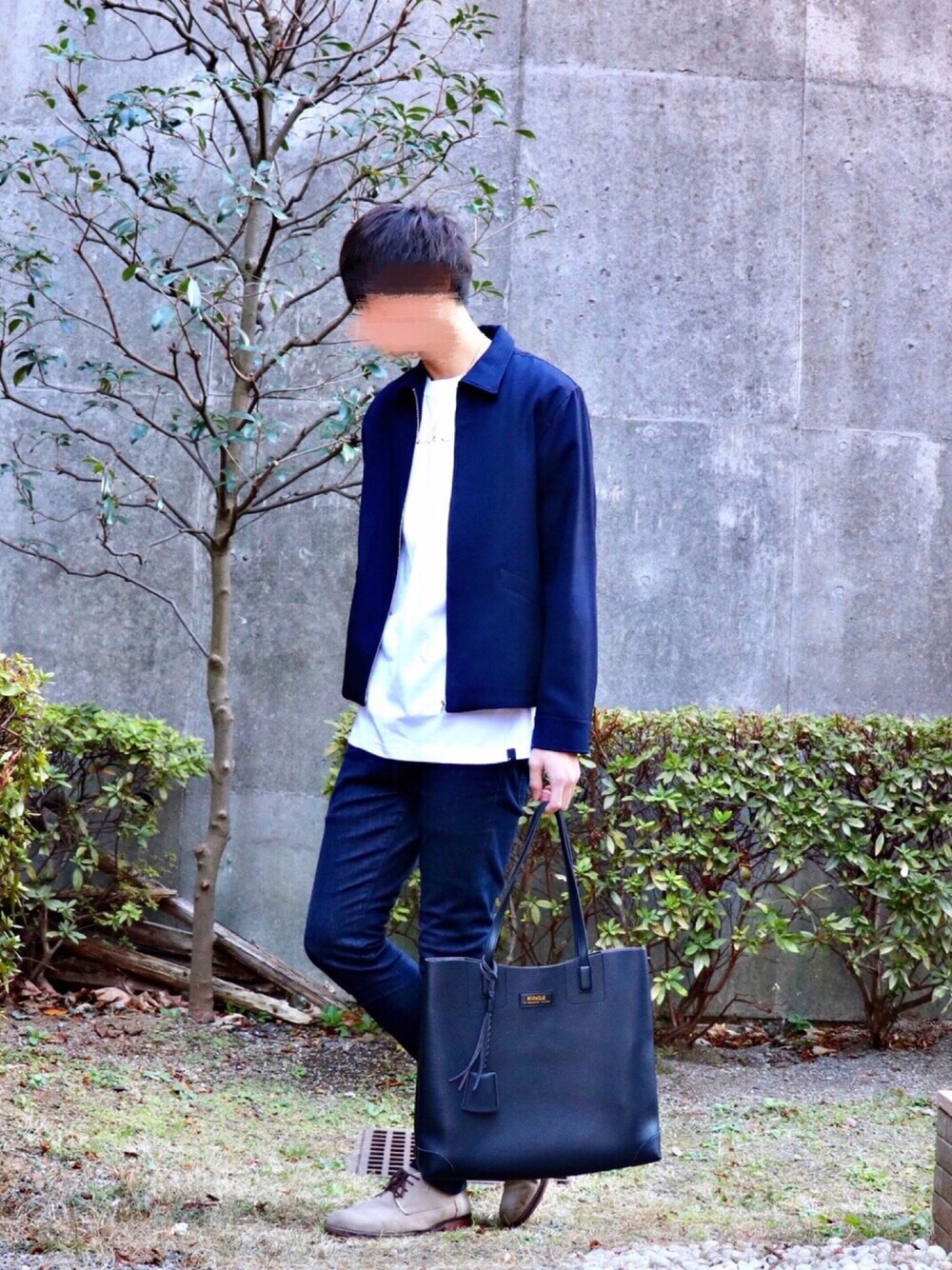 ブルー系のブルゾン、ホワイト系のTシャツ/カットソー、ブルー系のデニムパンツを着用したメンズの冬コーディネートの1枚目の写真