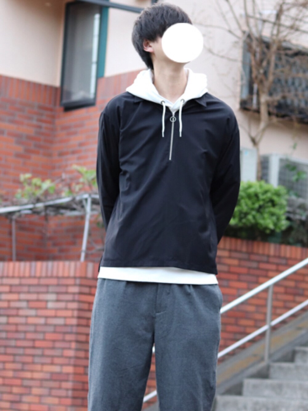 ホワイト系のパーカー、ブラック系のシャツ/ブラウス、グレー系のその他パンツを着用したメンズの春コーディネートの1枚目の写真