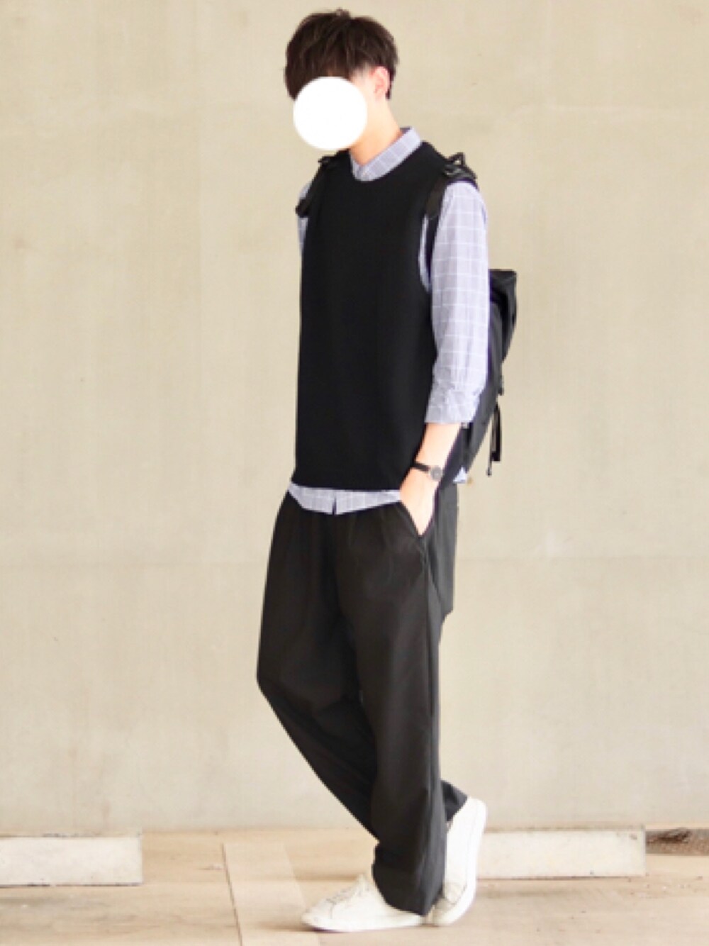 ブルー系のシャツ/ブラウス、ブラック系のベスト、ブラック系のバックパック/リュックを着用したメンズの夏コーディネートの1枚目の写真