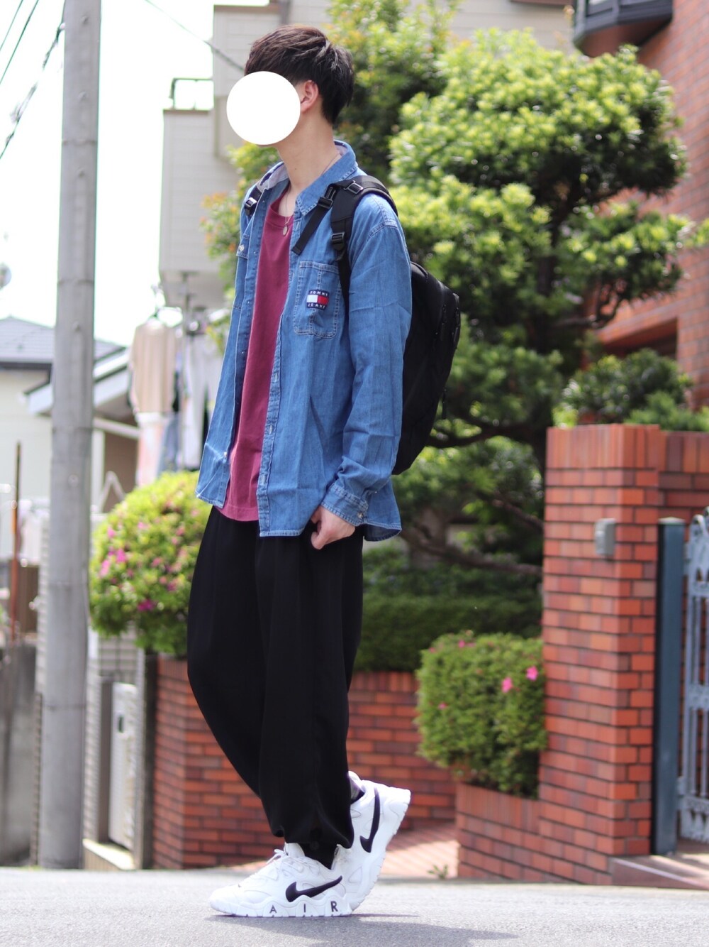 ブルー系のシャツ/ブラウス、レッド系のTシャツ/カットソー、ブラック系のその他パンツを着用したメンズの春コーディネートの1枚目の写真