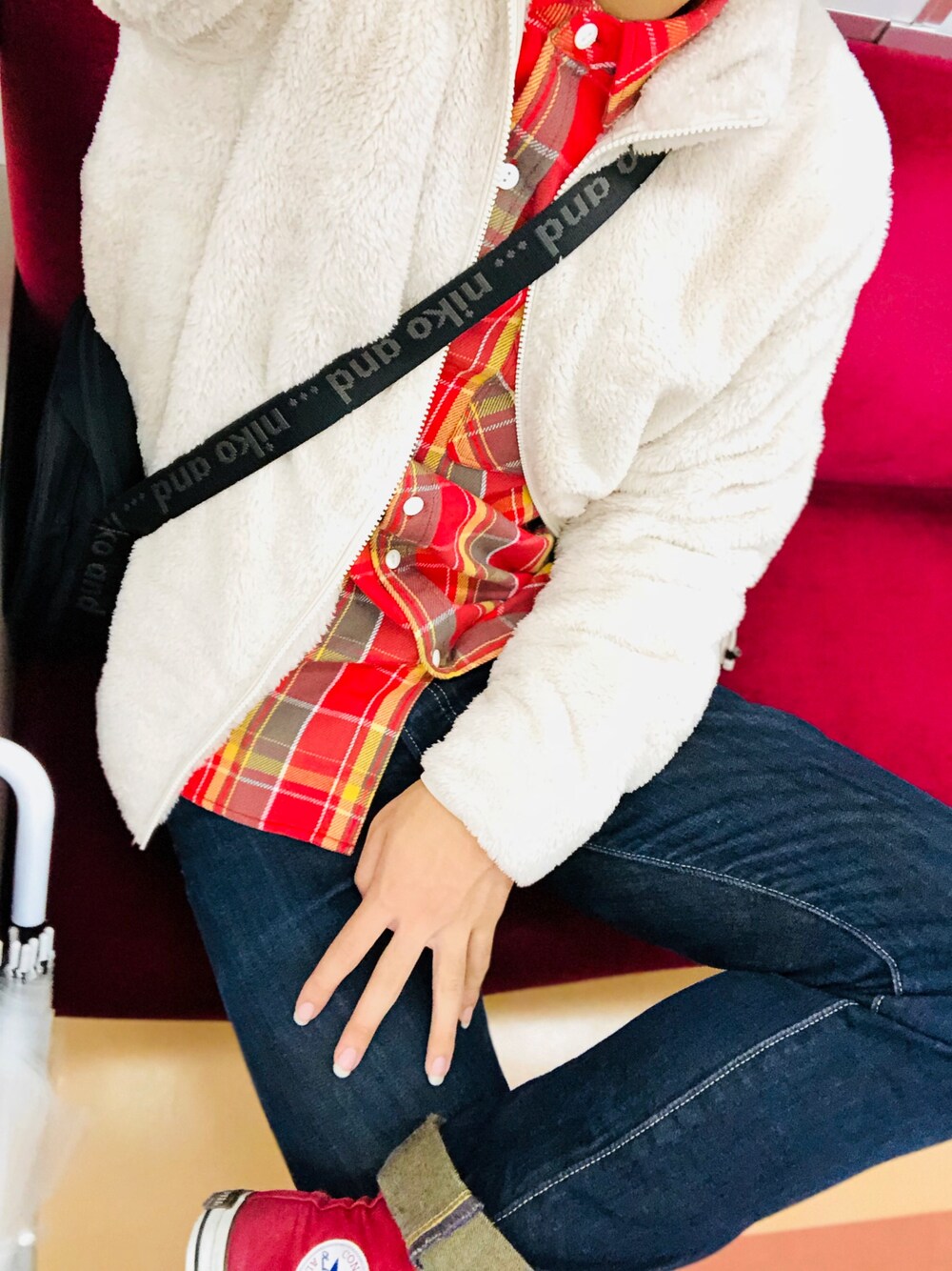 ブラック系のショルダーバッグ、ホワイト系のその他アウター、レッド系のシャツ/ブラウスを着用したメンズの秋コーディネートの1枚目の写真