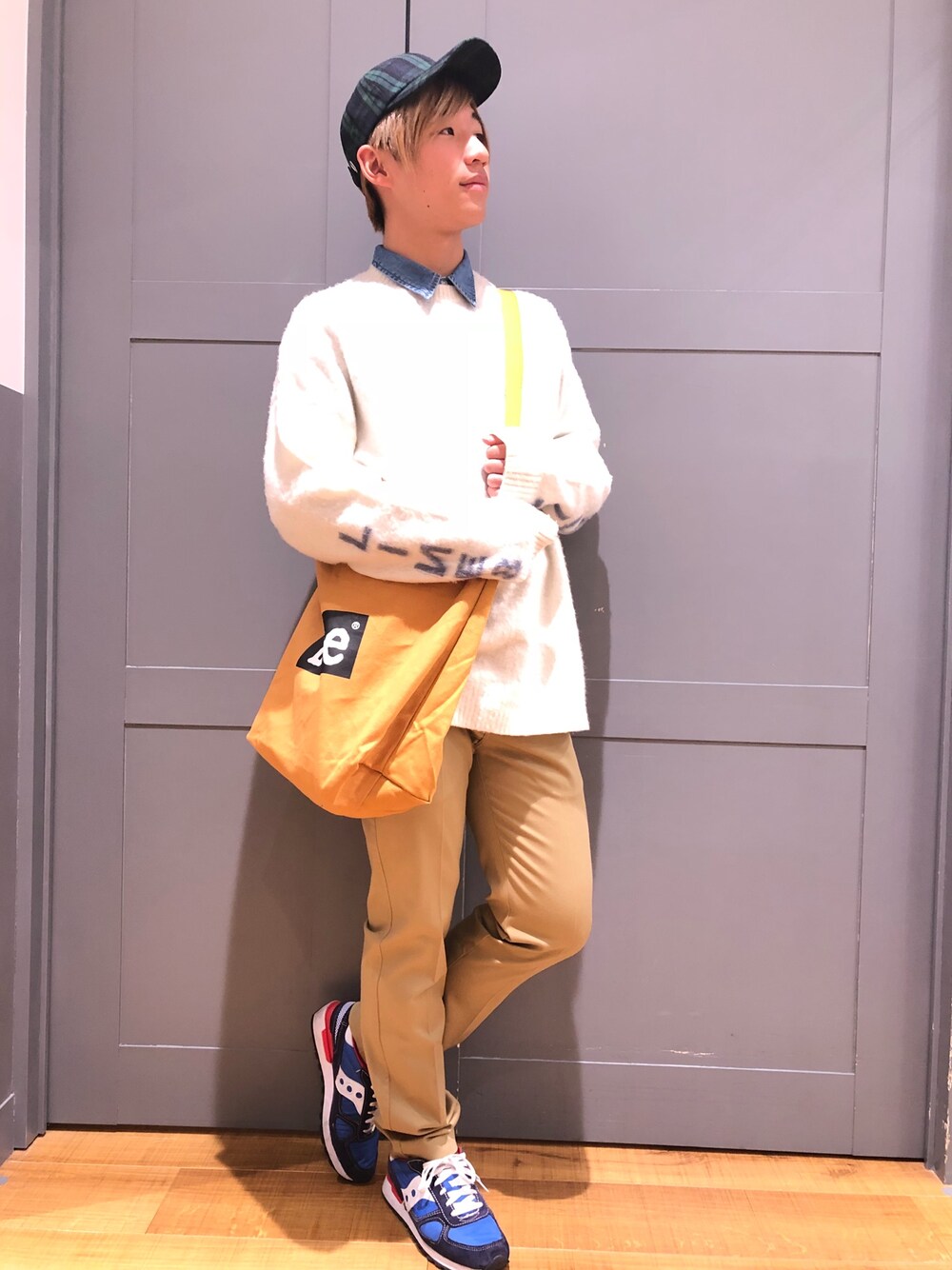 「秋冬コーデ、シンプル、キレイめ、スニーカー、ゆるコーデ、大学生、ベージュ、ニット、リーバイス、saucony」｜「Right-onのアイテム（キャップ、グリーン系）」を使った、☆SEIRU★フォロバします☆さん（メンズ・176cm）の冬コーディネートの1枚目の写真