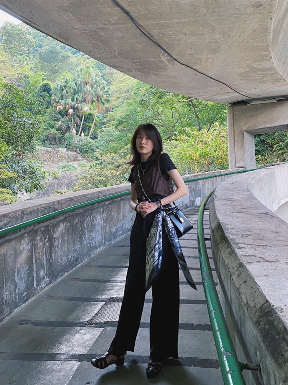 「GUのアイテム（チノパンツ、ブラック系）」を使った、cheuuuukさん（レディース・168cm）の春コーディネートの1枚目の写真