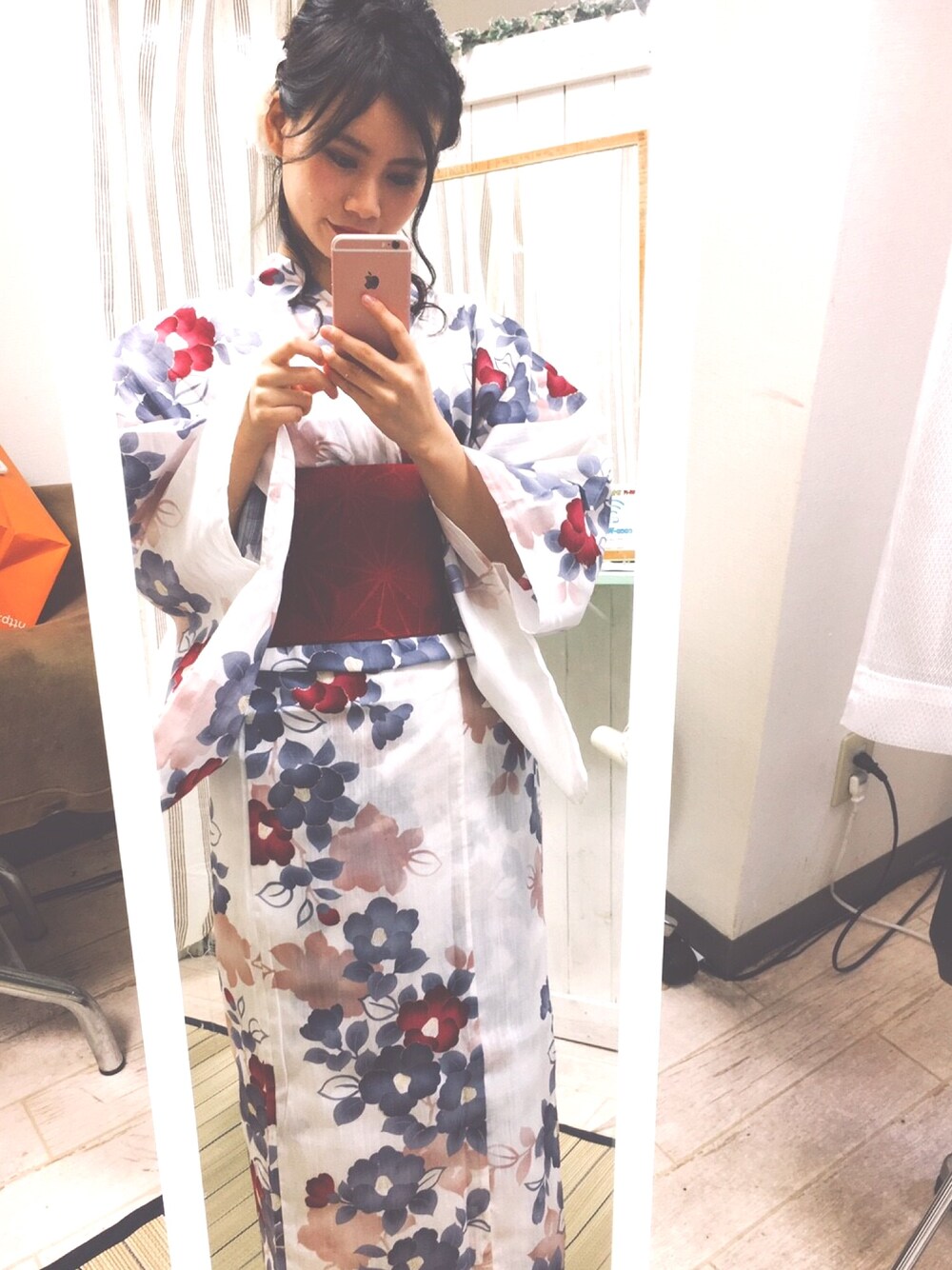 「浴衣女子、浴衣、夏祭り、オトナ女子、赤、紺、浴衣ヘア、白」｜「bonheur saisonsの浴衣3点セット レトロなツバキ柄 （浴衣＋帯＋下駄）「bonheur saisons/ボヌールセゾン」（浴衣、ホワイト系）」を使った、竹村佳奈さん（レディース・157cm）の夏コーディネートの1枚目の写真