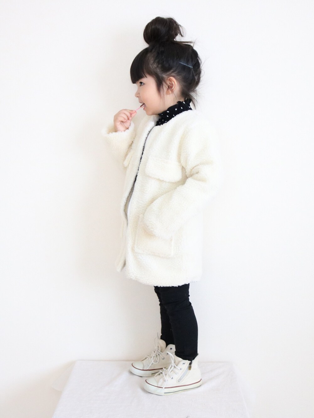 「プチプラコーデ、キッズコーデ、キッズファッション、kids、kidsfashion、こどもコーデ、ボア、ボアコート、4歳、おんなのこ」｜「韓国子供服のアイテム（ダウンジャケット/コート、ホワイト系）」を使った、yukiさん（キッズ・100cm）の冬コーディネートの1枚目の写真