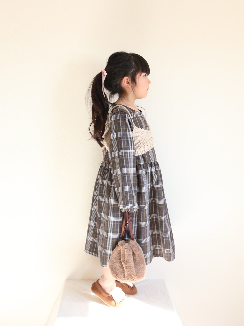 「ブラウン色に染まれ、キッズファッション、kids、おんなのこ、キッズコーデ、5歳、pairmanon、プチプラ、プチプラコーデ、おしゃれさんと繋がりたい」｜「pairmanonのドット チェック ストライプ 花柄 長袖 リラックスワンピース（ワンピース、ブラウン系）」を使った、yukiさん（キッズ・100cm）の冬コーディネートの1枚目の写真