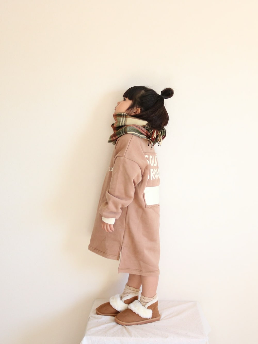 「キッズコーデ、おんなのこ、キッズファッション、キッズ、kids、おしゃれさんと繋がりたい、お洒落さんとつながりたい、5歳、シンプル、プチプラ」｜「lauleashopのアイテム（ワンピース/ドレス、ブラウン系）」を使った、yukiさん（キッズ・100cm）の冬コーディネートの1枚目の写真