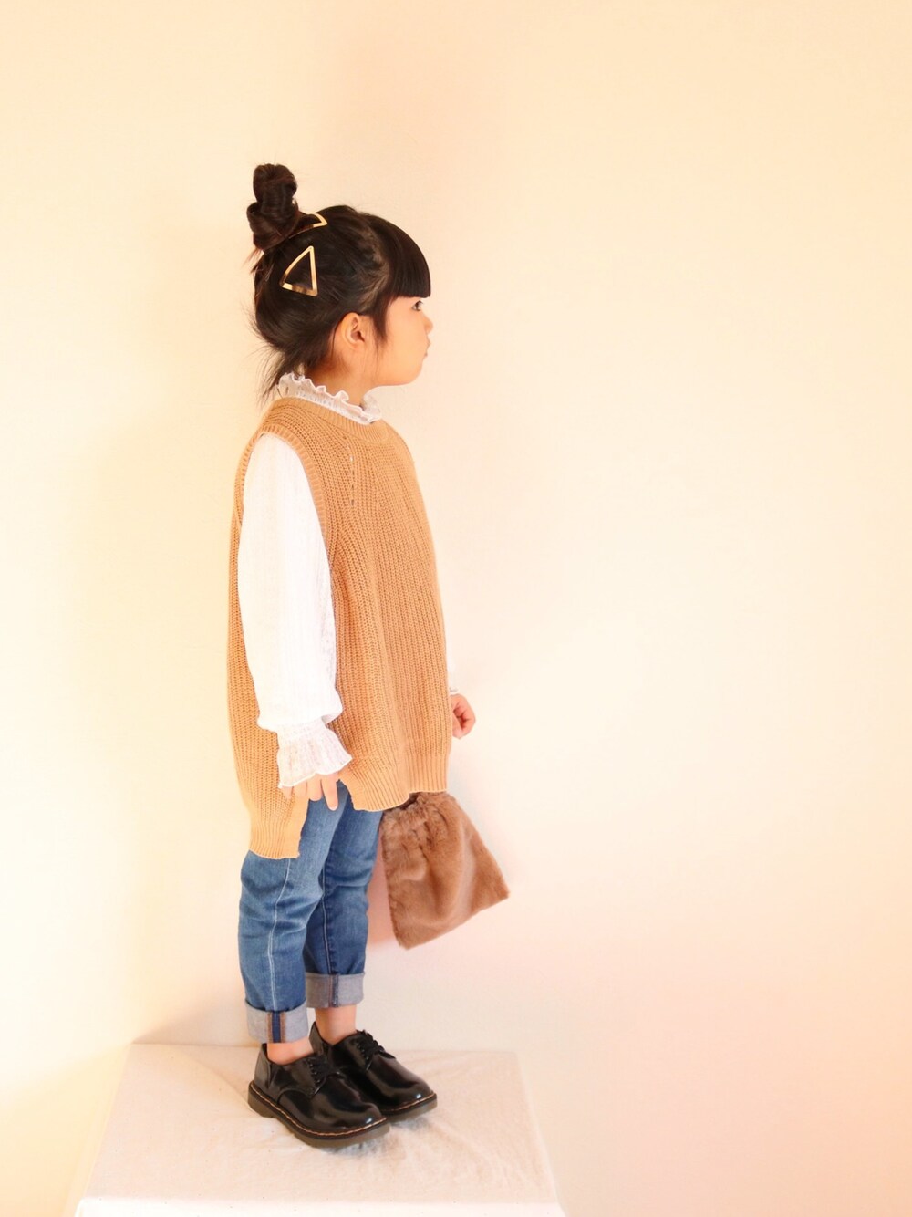 「おうちファッション、女の子コーデ、おんなのこ、キッズコーデ、キッズファッション、キッズ、5歳、おしゃれさんと繋がりたい、kids、プチプラ」｜「GLOBAL WORKの【キッズ】ニットベストツキプルオーバー長袖/708994（ベスト、ブラウン系）」を使った、yukiさん（キッズ・120cm）の春コーディネートの1枚目の写真