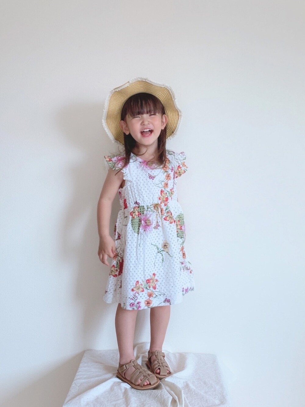 「夏コーデ、キッズコーデ、女の子、女の子コーデ、キッズファッション、キッズ、kids、3歳、おしゃれさんと繋がりたい、ZARA KIDS」｜「ZARA KIDSのアイテム（ワンピース/ドレス、ホワイト系）」を使った、yukiさん（キッズ・120cm）の夏コーディネートの1枚目の写真