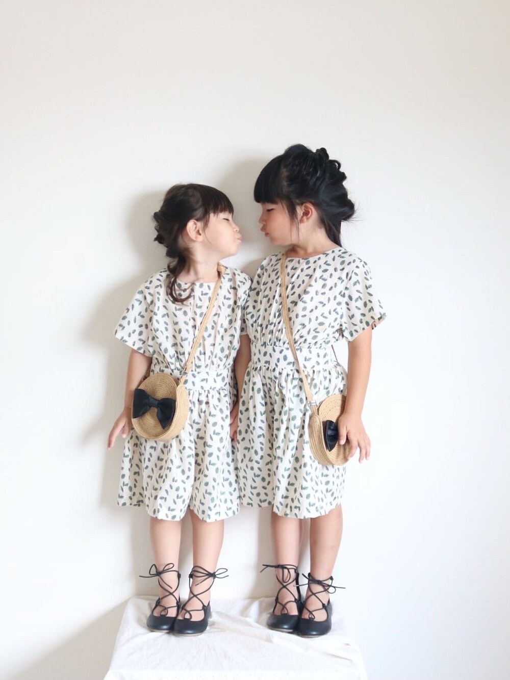 「カジュアルコーデ、女の子、姉妹コーデ、シンプル、おんなのこ、キッズコーデ、キッズファッション、おしゃれさんと繋がりたい、シンプルコーデ、kids」｜「韓国子供服のアイテム（サロペット/オーバーオール、ベージュ系）」を使った、yukiさん（キッズ・120cm）の夏コーディネートの1枚目の写真