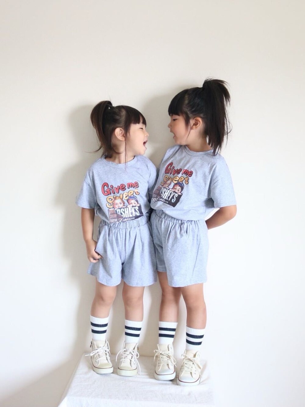 「カジュアルコーデ、姉妹コーデ、5歳、3歳、キッズコーデ、キッズ、キッズファッション、女の子、おんなのこ、リラックススタイル」｜「韓国子供服のアイテム（Tシャツ/カットソー、グレー系）」を使った、yukiさん（キッズ・120cm）の夏コーディネートの1枚目の写真