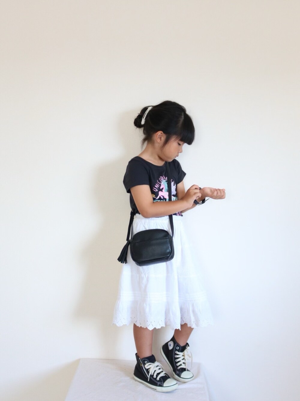 「おんなのこ、女の子コーデ、キッズ、キッズコーデ、キッズファッション、シンプル、5歳、女の子、girl、グローバルワーク(GLOBAL WORK)」｜「H&Mのアイテム（Tシャツ/カットソー、ブラック系）」を使った、yukiさん（キッズ・120cm）の秋コーディネートの1枚目の写真