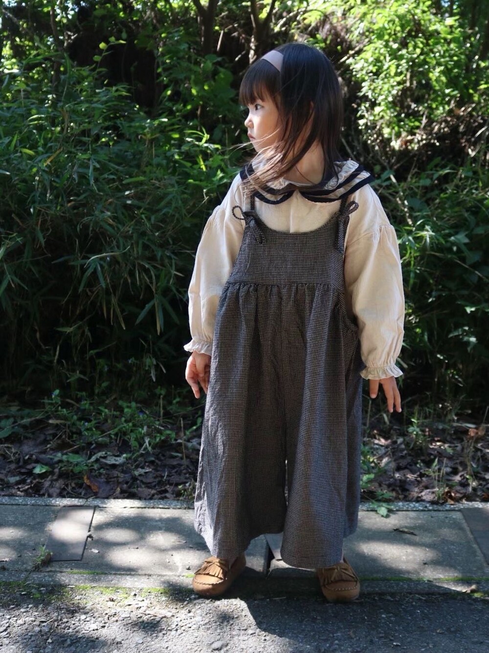 「秋のマイ旬スタイル、4歳、キッズコーデ、女の子コーデ、キッズファッション、キッズ、おしゃれさんと繋がりたい、おんなのこ、韓国子供服、秋のコーデ」｜「maisonbongoのアイテム（サロペット/オーバーオール、グレー系）」を使った、yukiさん（キッズ・120cm）の秋コーディネートの1枚目の写真