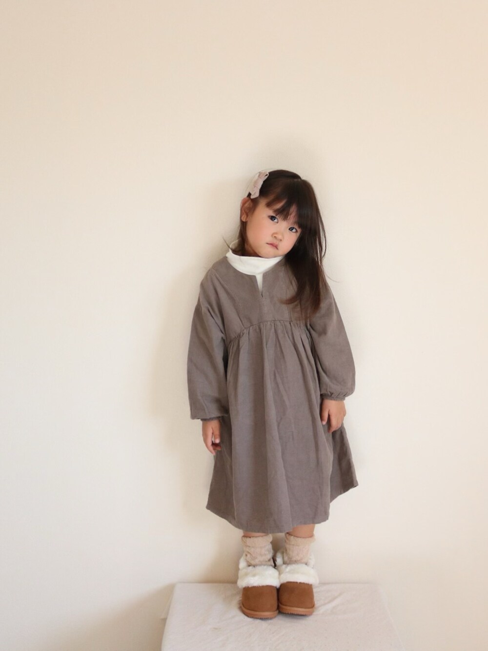 「年末WEAR感謝祭、女の子、女の子コーデ、キッズコーデ、キッズファッション、キッズ、4歳、make your day、おしゃれさんと繋がりたい、シンプル」｜「MAKE YOUR DAYのギャザー切替ワンピース■80～140cm（ワンピース、ブラウン系）」を使った、yukiさん（キッズ・120cm）の冬コーディネートの1枚目の写真