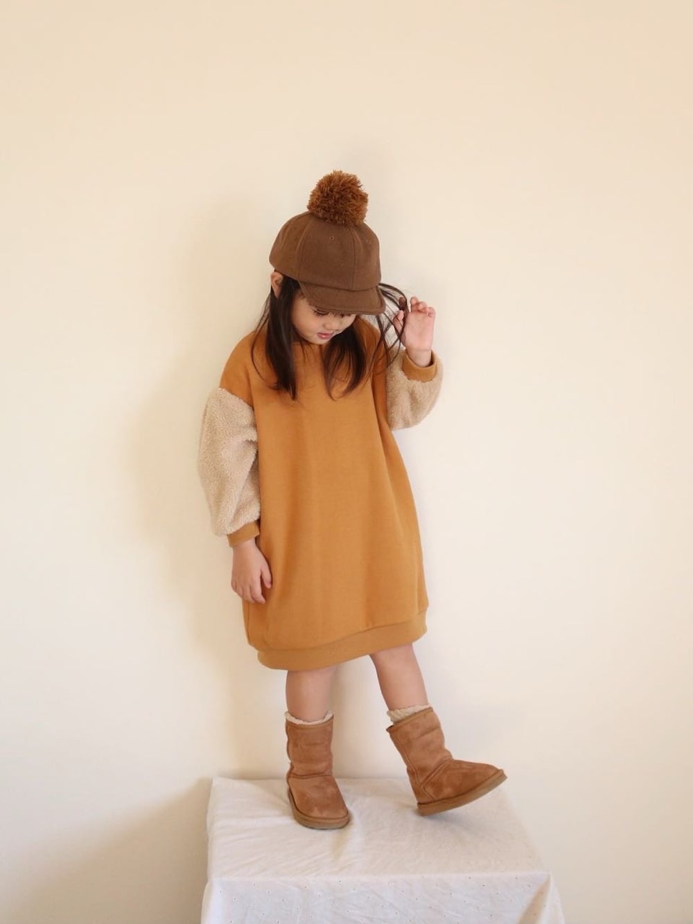 「秋冬コーデ、キッズファッション、キッズコーデ、キッズ、kids、make your day、4歳、プチプラ、おしゃれさんと繋がりたい、おんなのこ」｜「MAKE YOUR DAYの袖ボアハイネックワンピース■80～140cm（ワンピース、イエロー系）」を使った、yukiさん（キッズ・120cm）の冬コーディネートの1枚目の写真