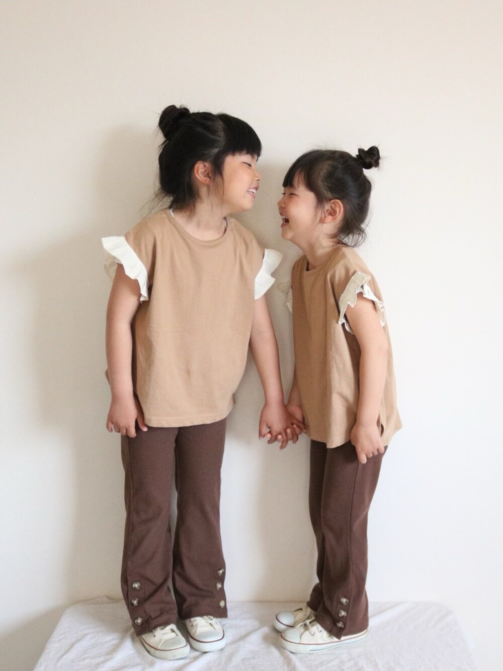 「キッズファッション、キッズコーデ、キッズ、kids、おしゃれさんと繋がりたい、シンプルコーデ、girl、おんなのこ、姉妹コーデ、カジュアルコーデ」｜「hermalunaのアイテム（Tシャツ/カットソー、ベージュ系）」を使った、yukiさん（キッズ・120cm）の春コーディネートの1枚目の写真