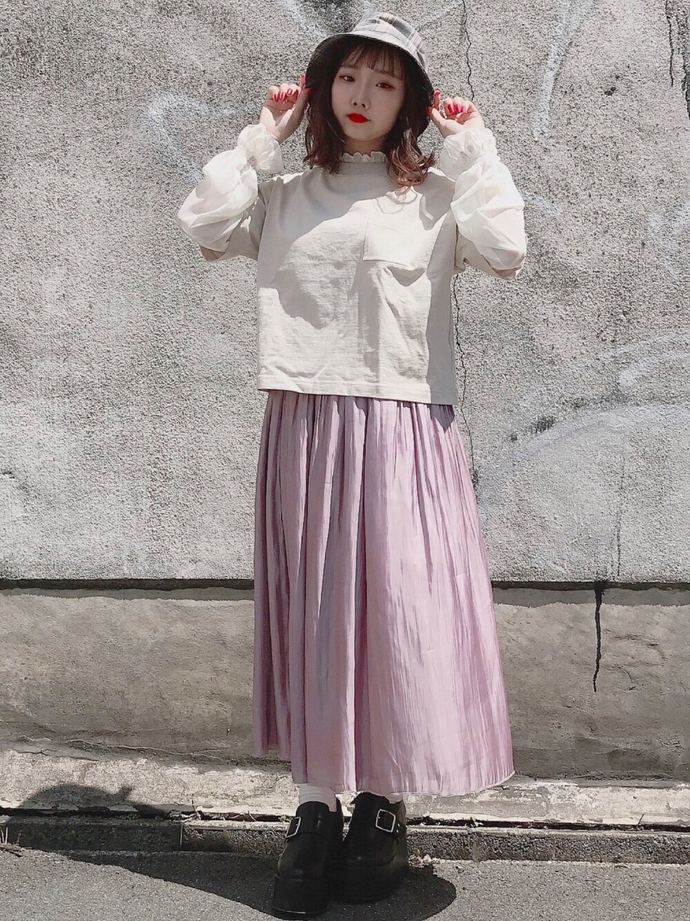 「春夏コーデ、カジュアルコーデ、ロングスカート、ガーリー、レイヤードスタイル、おしゃれさんと繋がりたい、シンプルコーデ、低身長、プチプラコーデ」｜「WEGOのWEGO/2WAYシアーサテンリバーシブルロングスカート（スカート、パープル系）」を使った、じんももさん（レディース・152cm）の春コーディネートの1枚目の写真