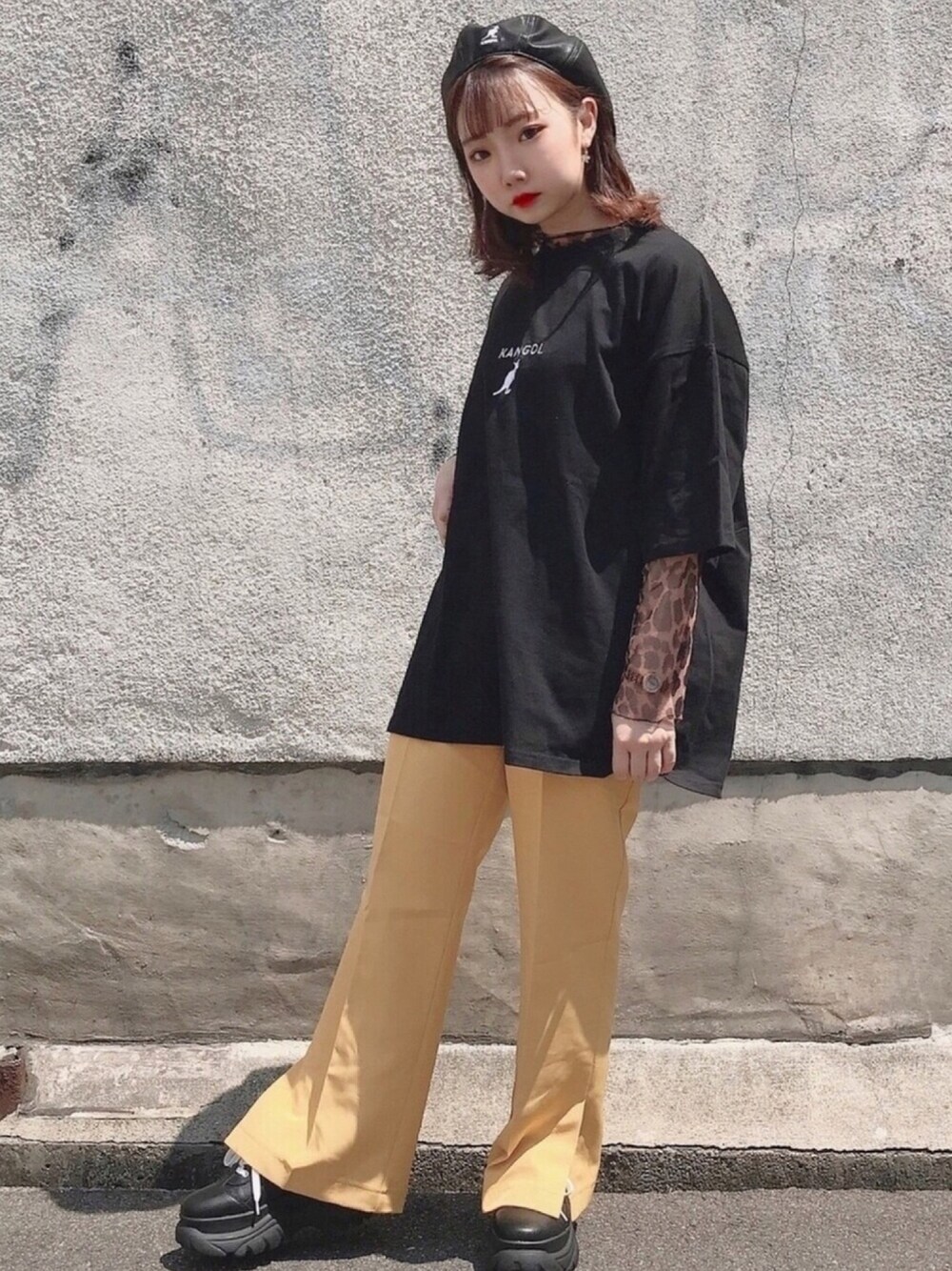 「カラーパンツ、パンツスタイル、低身長、プチプラコーデ、おしゃれさんと繋がりたい、KANGOL、WEGO」｜「KANGOLのKANGOL/カンゴール × Lazar 【別注】 ビッグシルエット ミニロゴ刺繍 Tシャツ（Tシャツ/カットソー、ブラック系）」を使った、じんももさん（レディース・152cm）の春コーディネートの1枚目の写真