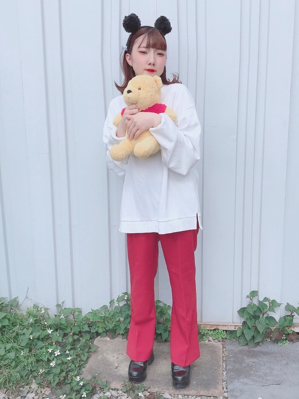 「カラーパンツ、プチプラ、ディズニー、白、ホワイト、スウェット、楽チンコーデ、プチプラコーデ、いいね、save、フォローお願いします🤑、ゆるコーデ」｜「WEGOのWEGO/サイドスリットカラープルオーバー（スウェット、ホワイト系）」を使った、じんももさん（レディース・152cm）の春コーディネートの1枚目の写真