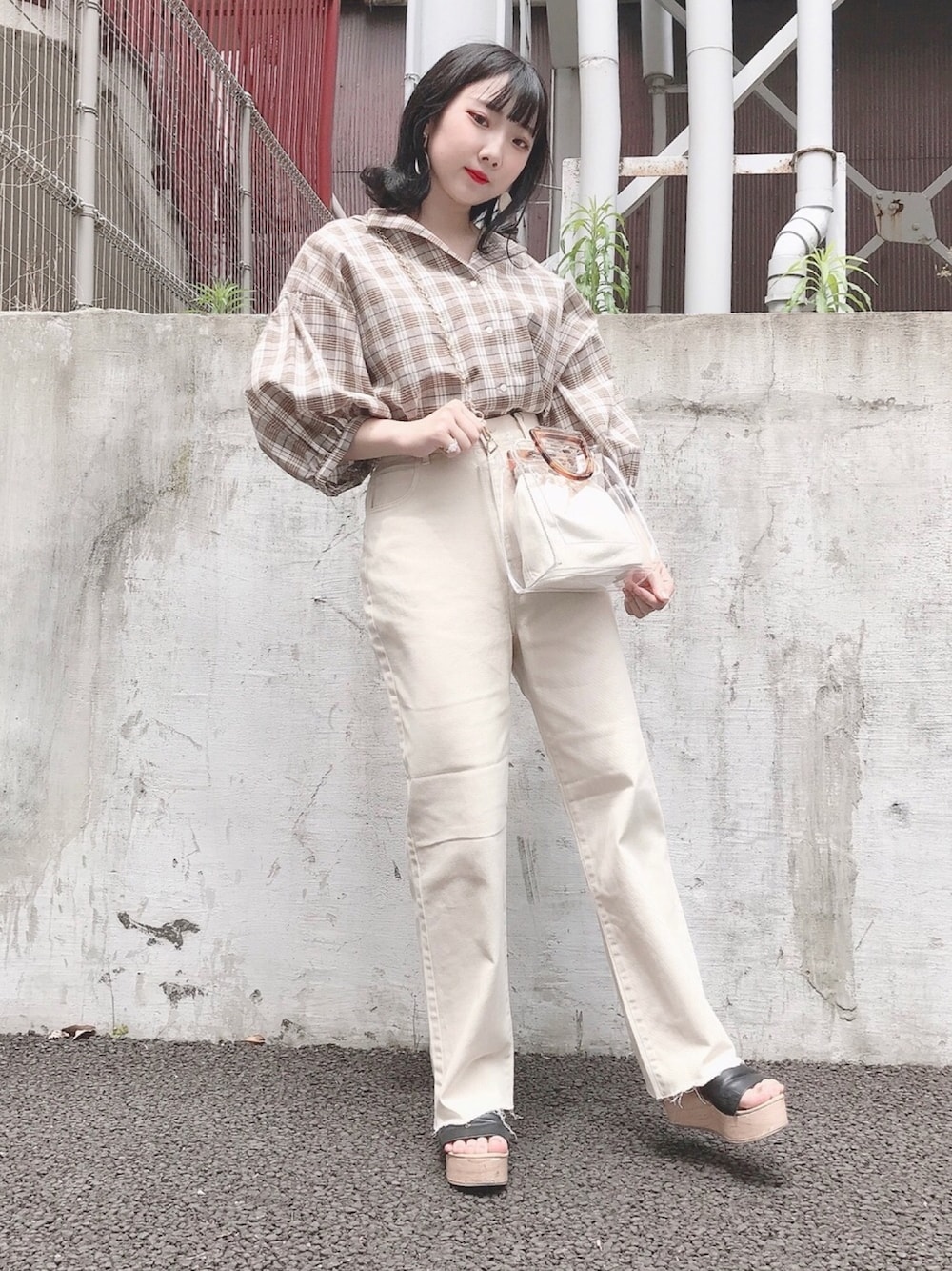 「シンプル、カジュアル、プチプラ、おしゃれさんと繋がりたい、サンダル、着回しコーデ、いいね、save、フォローお願いします🤑、くすみカラー、夏コーデ」｜「WEGOのWEGO/べっ甲ハンドルクリアショルダーバッグ（ショルダーバッグ、ホワイト系）」を使った、じんももさん（レディース・152cm）の夏コーディネートの1枚目の写真