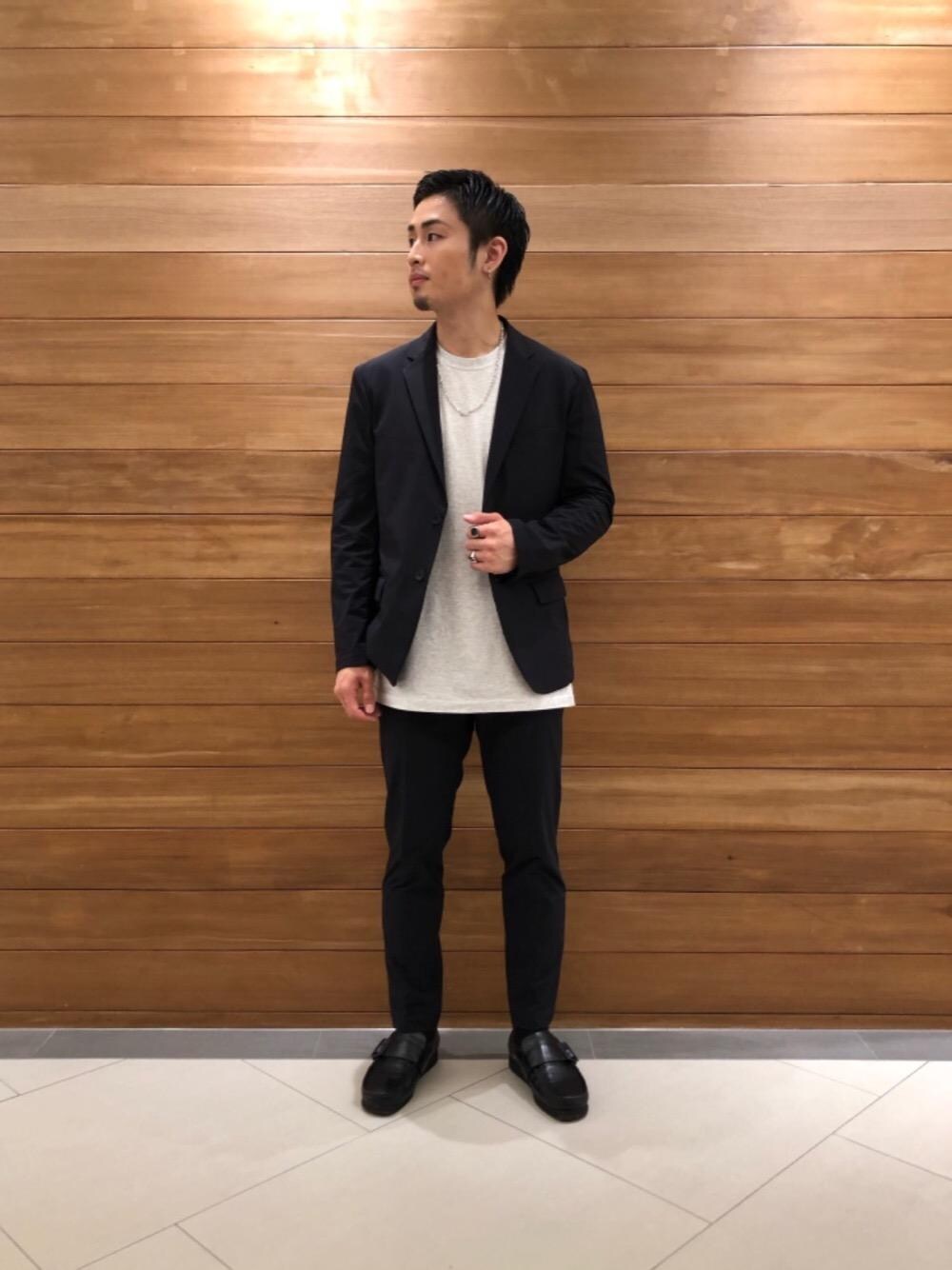 ブルー系のその他パンツ、ブルー系のテーラードジャケットを着用したメンズの夏コーディネートの1枚目の写真