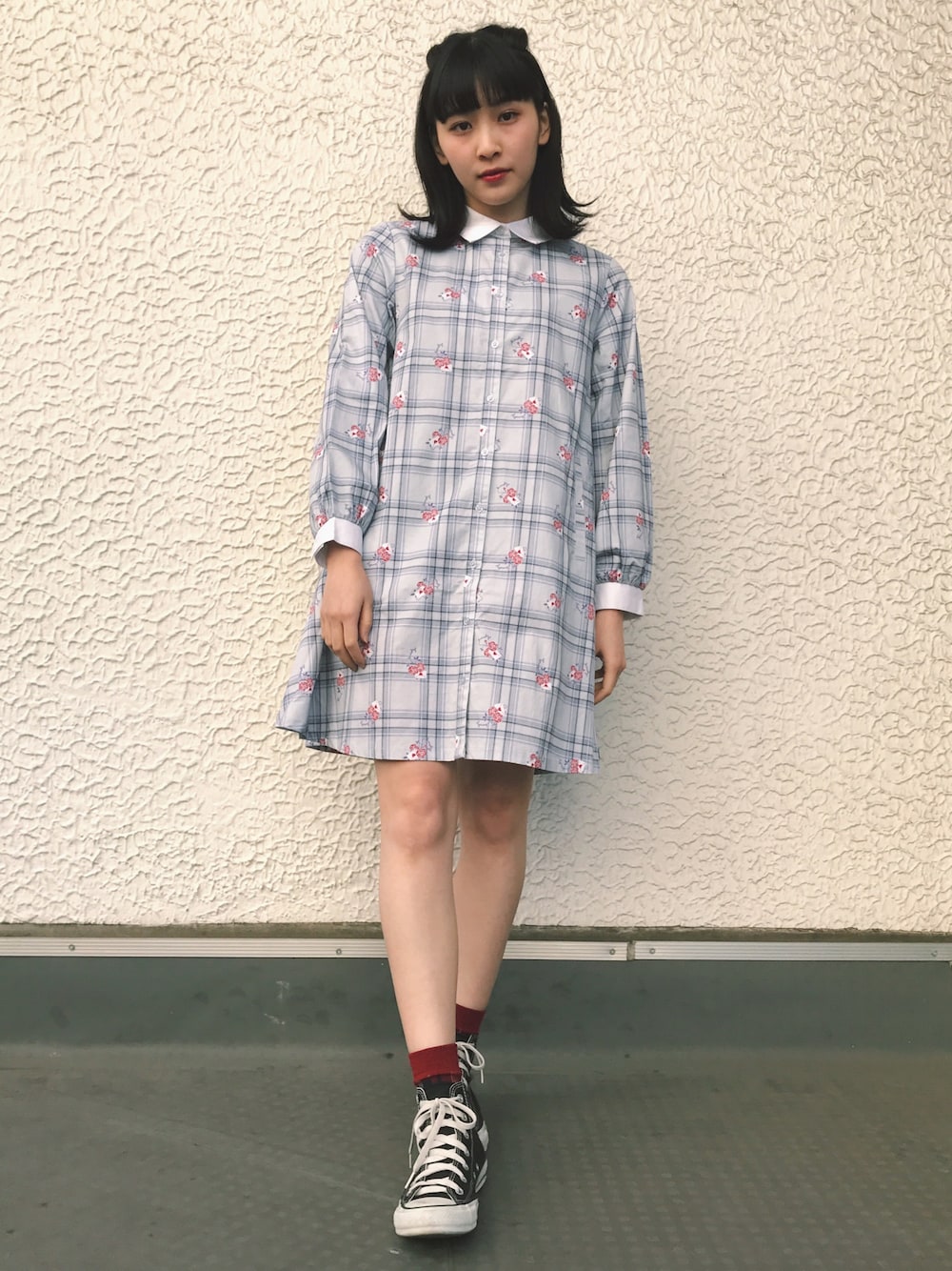 パープル系のシャツワンピースを着用したレディースの冬コーディネートの1枚目の写真