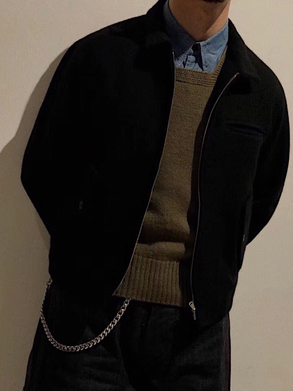 ブラック系のブルゾン、グリーン系のタンクトップ、ブルー系のシャツ/ブラウスを着用したメンズの冬コーディネートの1枚目の写真