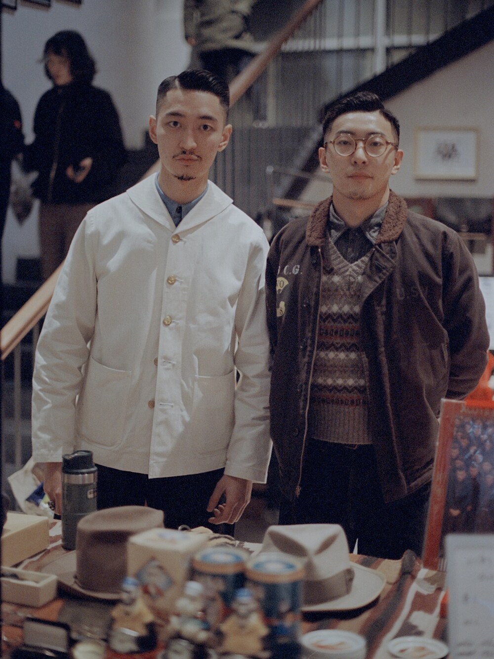 「BELAFONTEのアイテム（ミリタリージャケット、ホワイト系）」を使った、吉柯龙啊さん（メンズ・182cm）の冬コーディネートの1枚目の写真