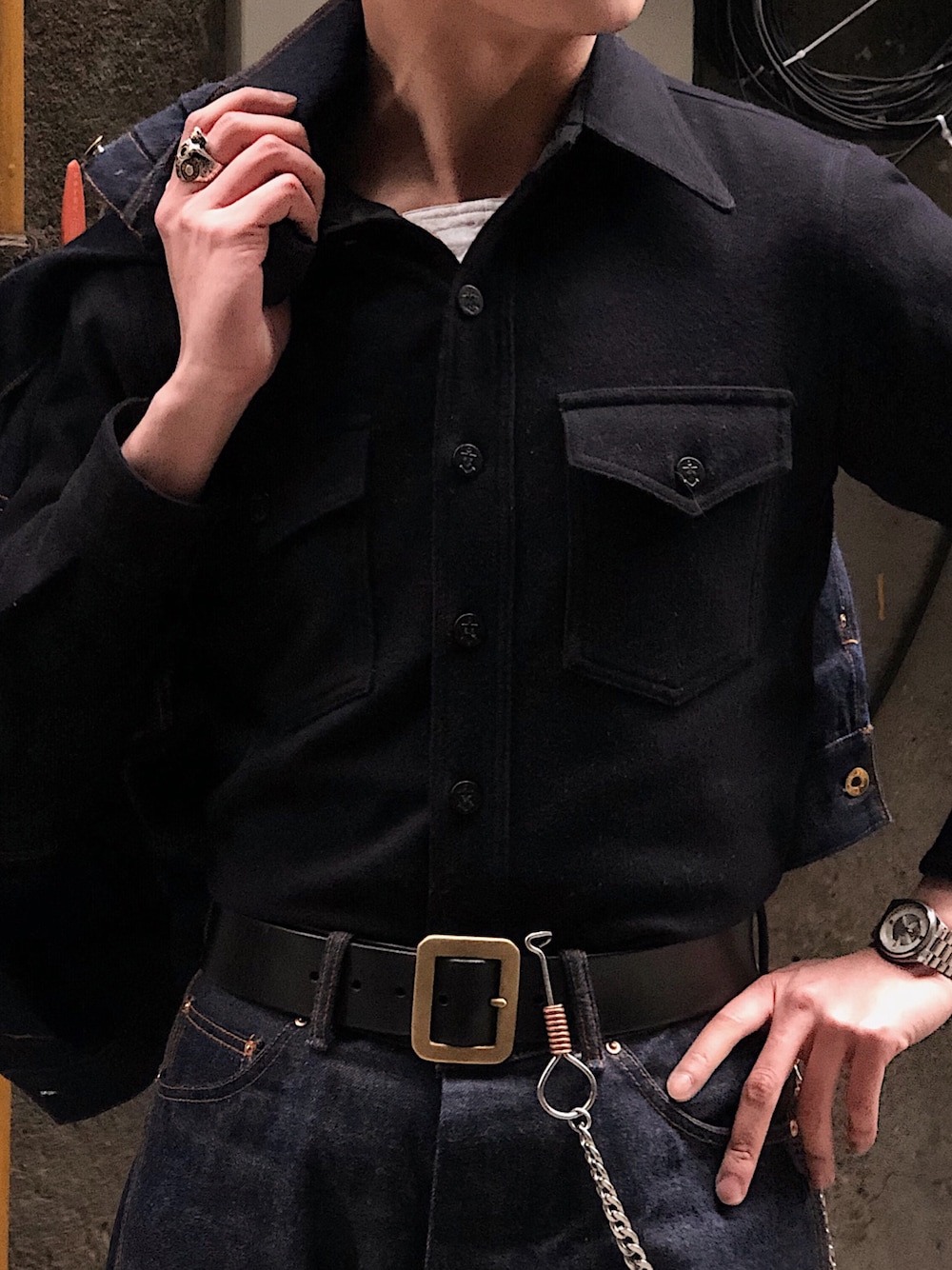 「BUTCHER PRODUCTSのアイテム（シャツ/ブラウス、ブラック系）」を使った、吉柯龙啊さん（メンズ・182cm）の春コーディネートの1枚目の写真