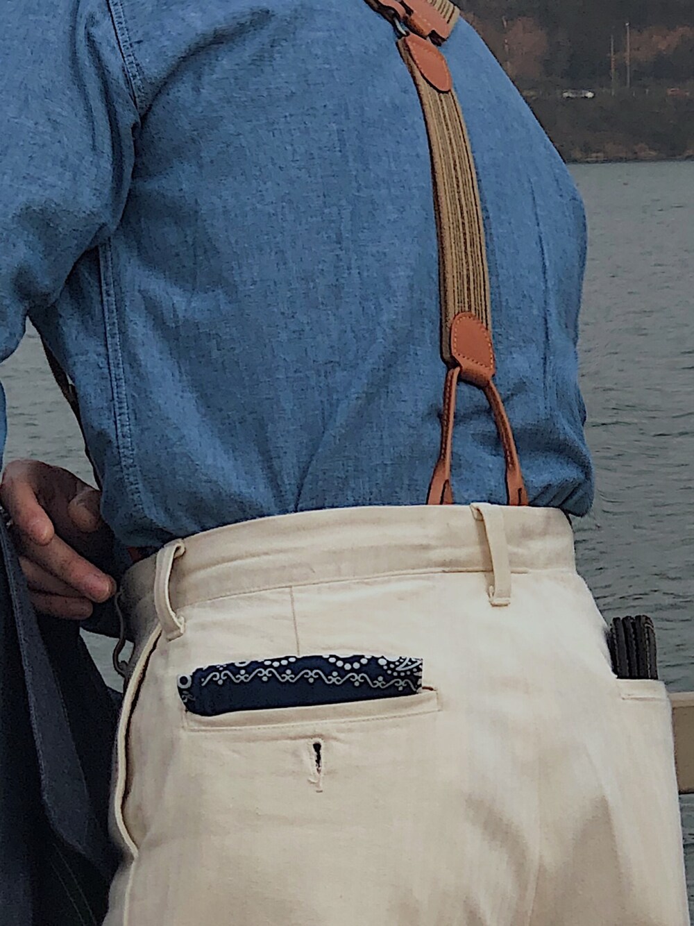 「VINTAGEのアイテム（サスペンダー、ブラウン系）」を使った、吉柯龙啊さん（メンズ・182cm）の春コーディネートの1枚目の写真